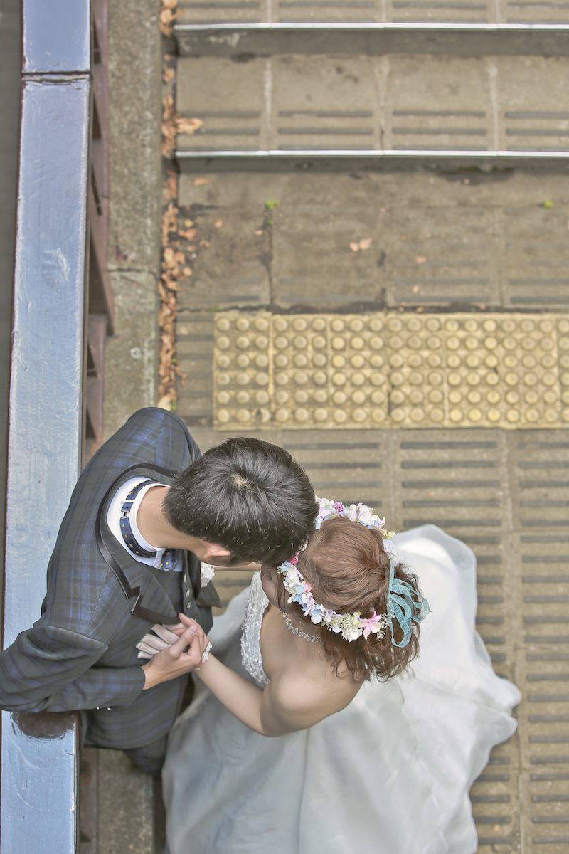 『階段＋オデココツン』