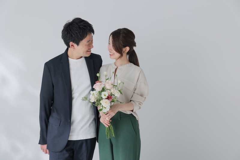 私服で記念の撮影を