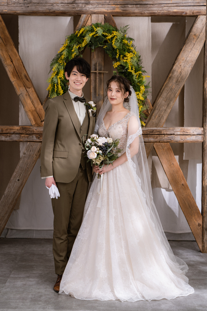 十字架の前でカチッと