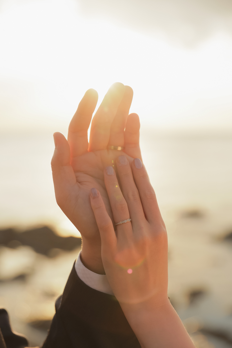 触れ合う手と手