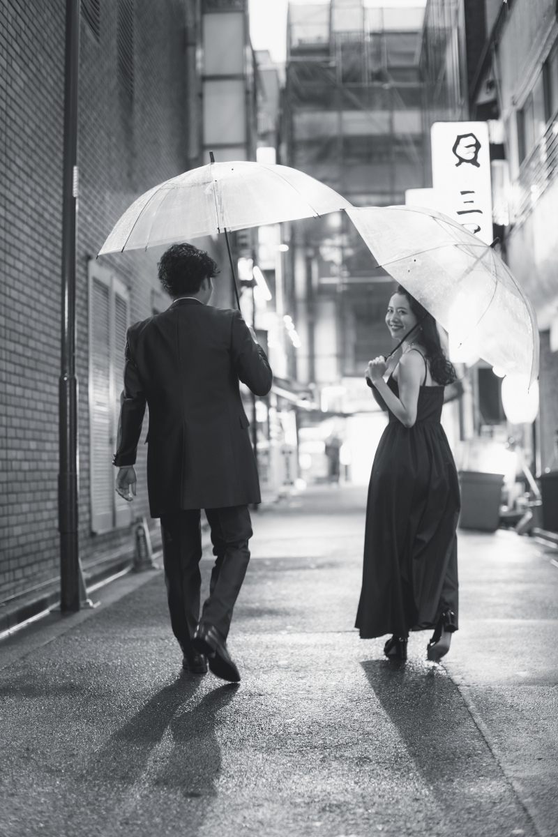 雨の路地に灯る、ふたりの光