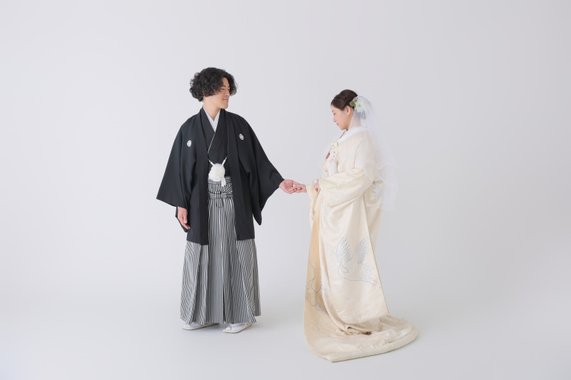 手を取り合って