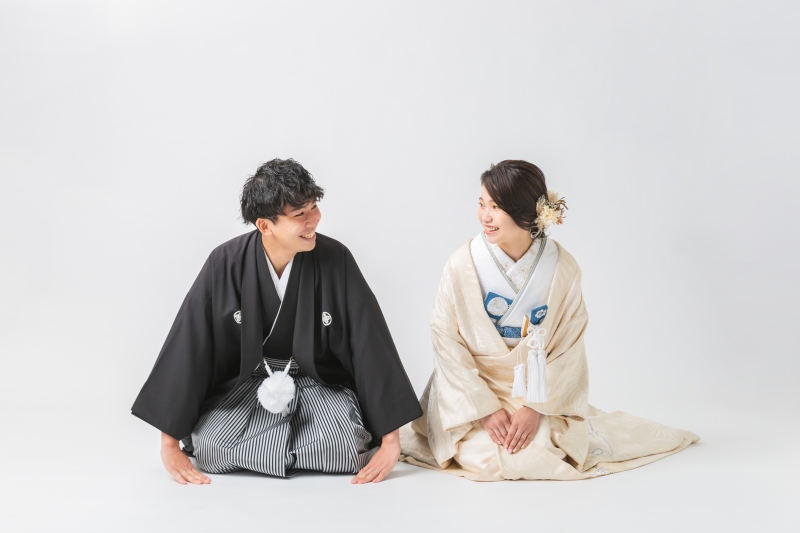 シンプルな背景で定番の正座ショット