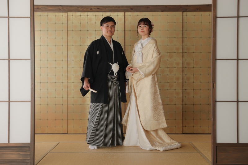 クールな表情で伝統的な立ち姿