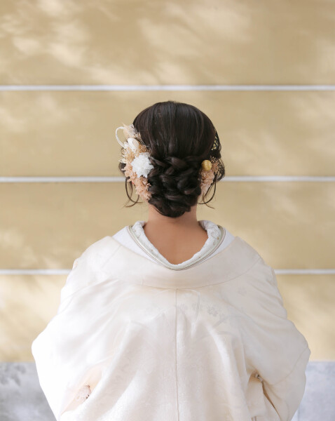 ピンクベージュの髪飾りで柔らかな雰囲気に