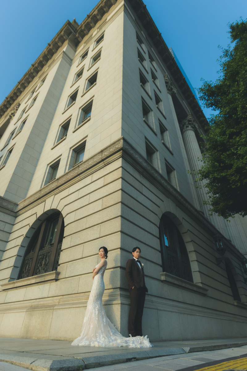 明治生命館をバックに