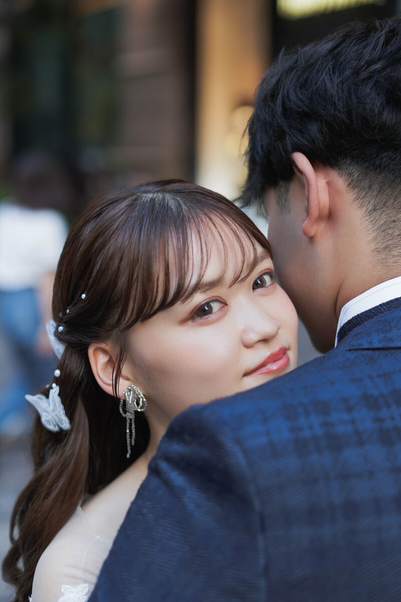 こちらを見つめる新婦さん