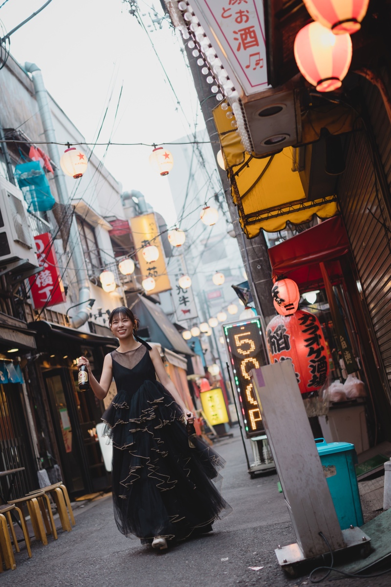 瓶ビールをもって笑