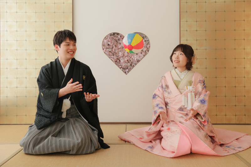 和装にピッタリな紙風船で遊ぶふたり