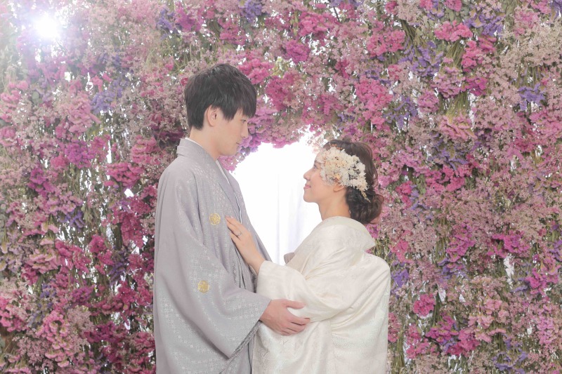 可愛い花の前で