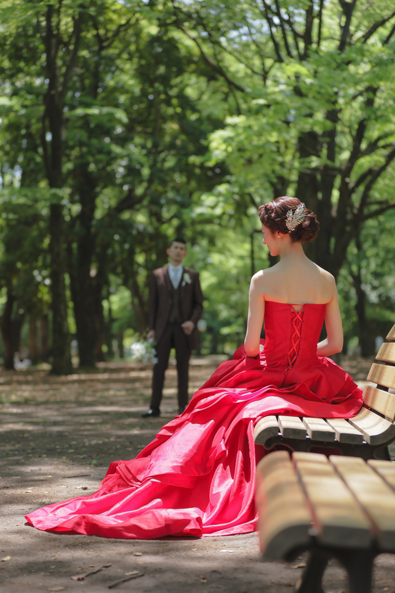 ベンチで待つ新婦様