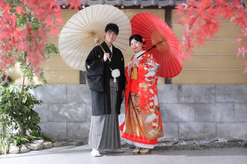 和傘をさして華やかに