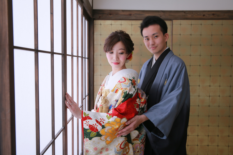 障子に手を添えて。