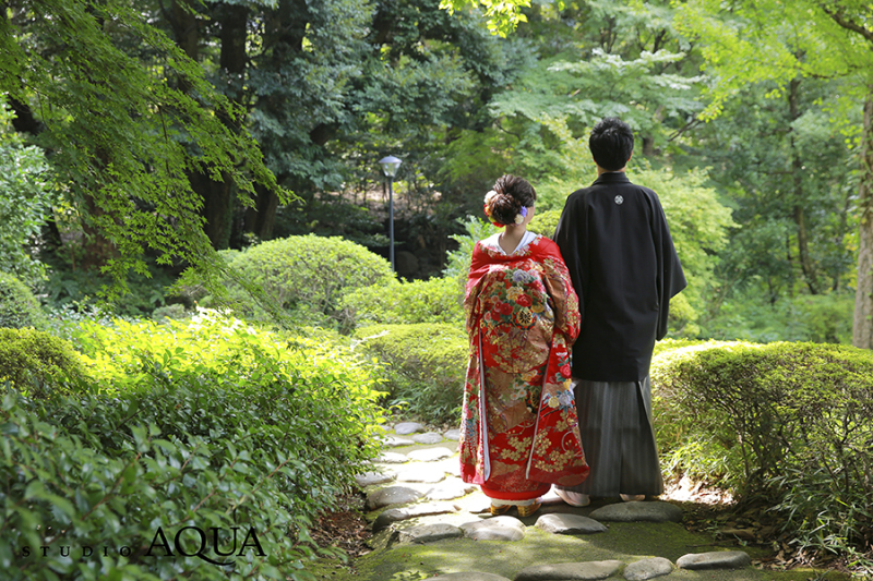 木漏れ日の中、石段を歩くお二人