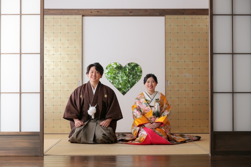 正座のポーズはハートの猪の目窓で♡