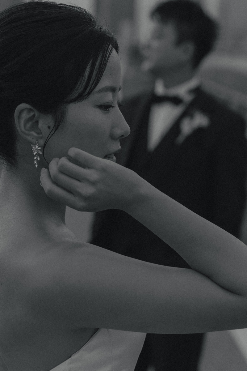 横顔のラインとピアスが映える新婦様の横顔ショット