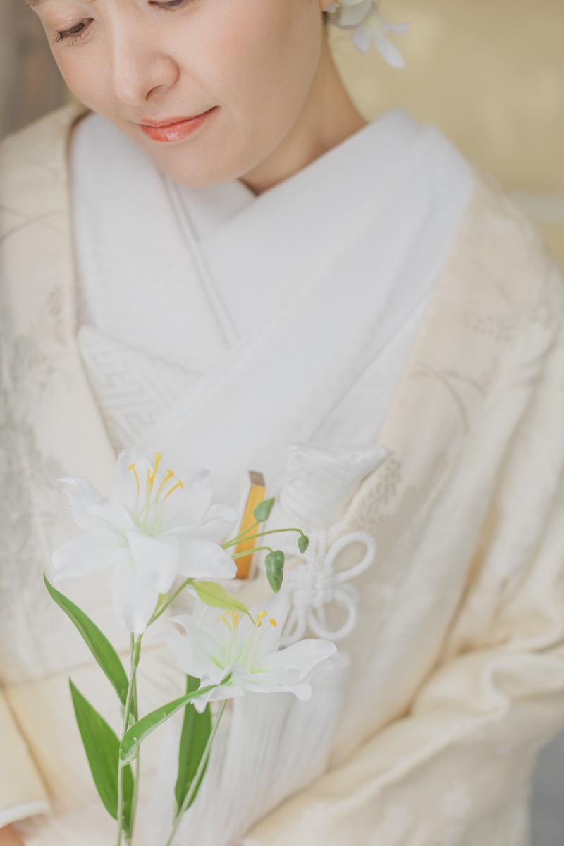 繊細な刺繍と百合に焦点を当てたクローズアップ