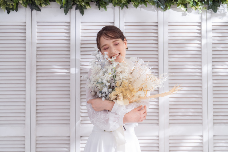 ドライフラワーのブーケを抱きしめて