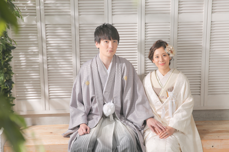 木漏れ日とベンチ