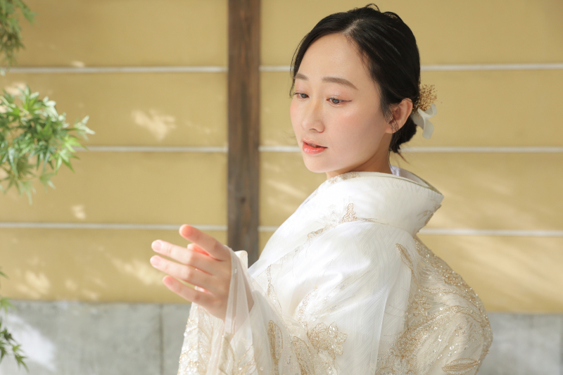 新しいウエディングファッションで華やかに着飾る