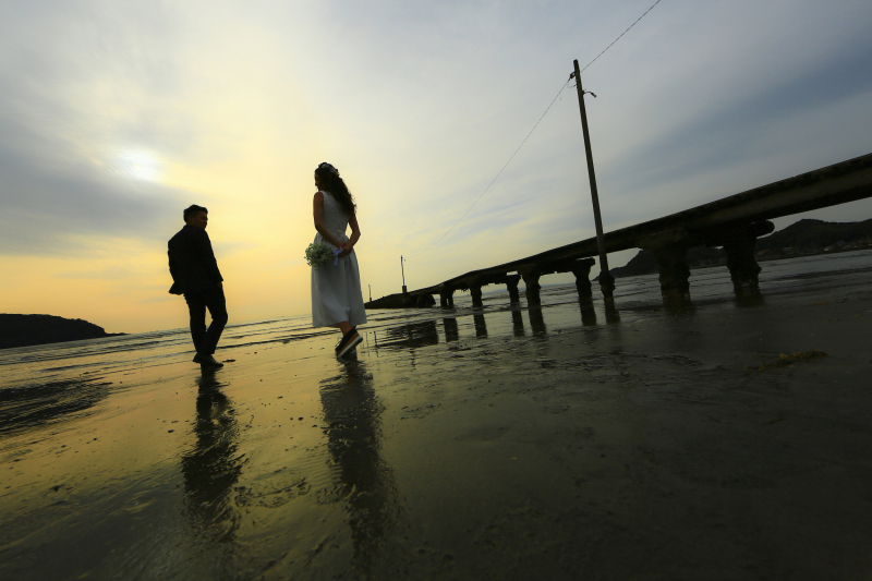 海辺を歩くふたり