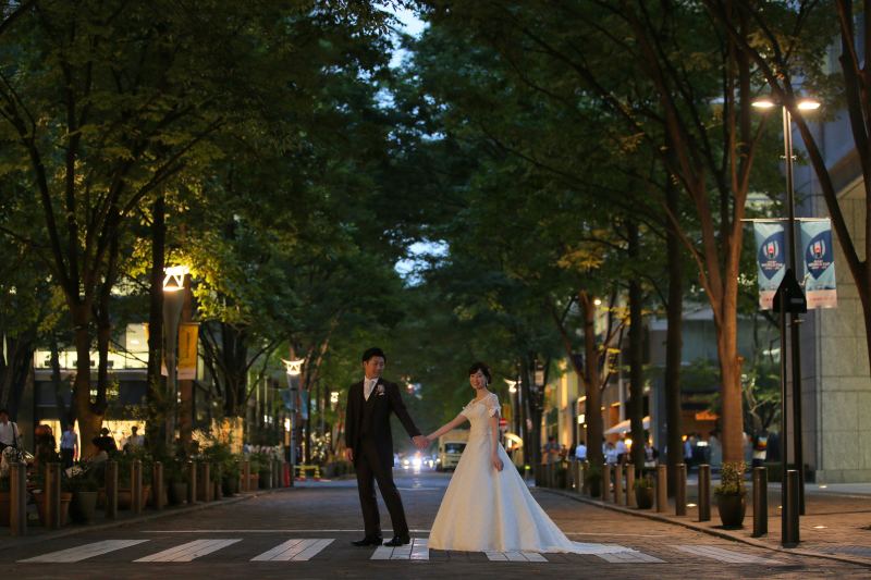 並木道で手を取って