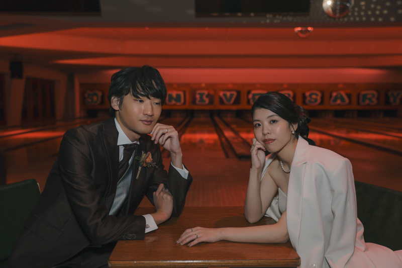 レーンをバックにクールな1枚に