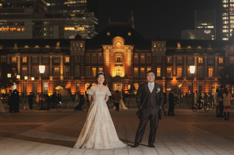 東京駅舎前でふたりで仲良く