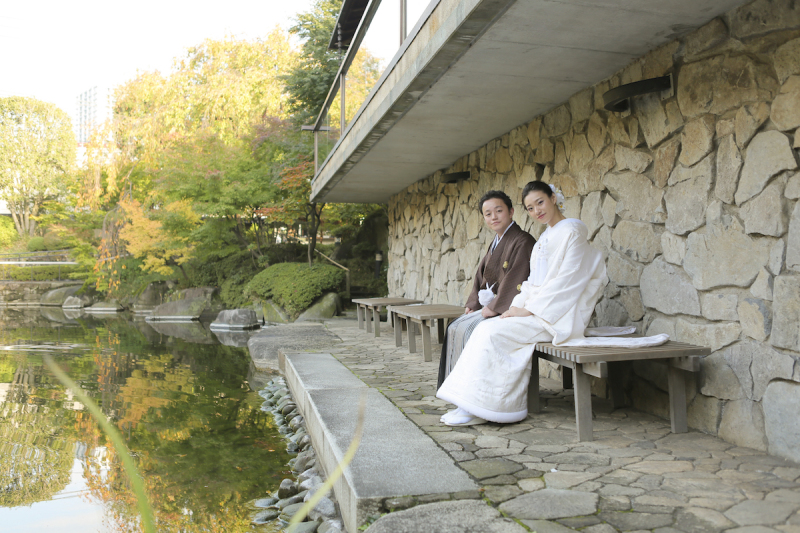 池を眺めるお二人。