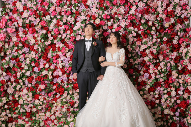 薔薇の広がる背景で