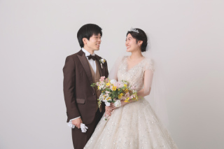 洋装スタジオで婚礼写真を