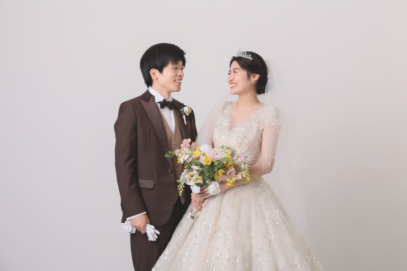 洋装スタジオで婚礼写真を