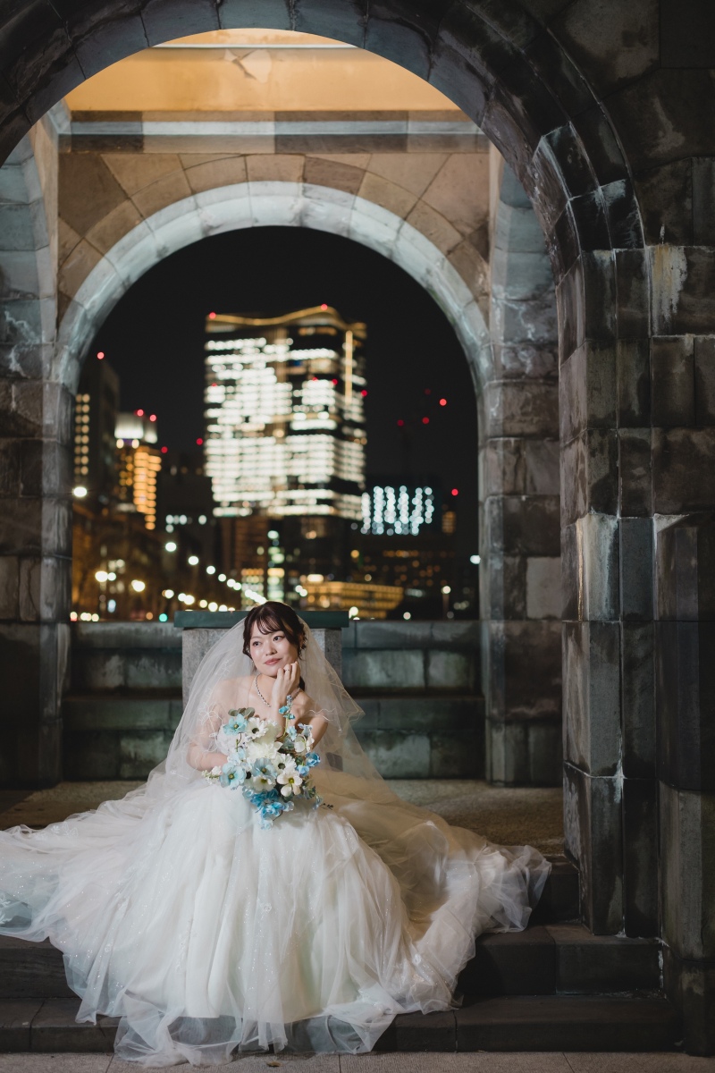 階段で座ったショットも