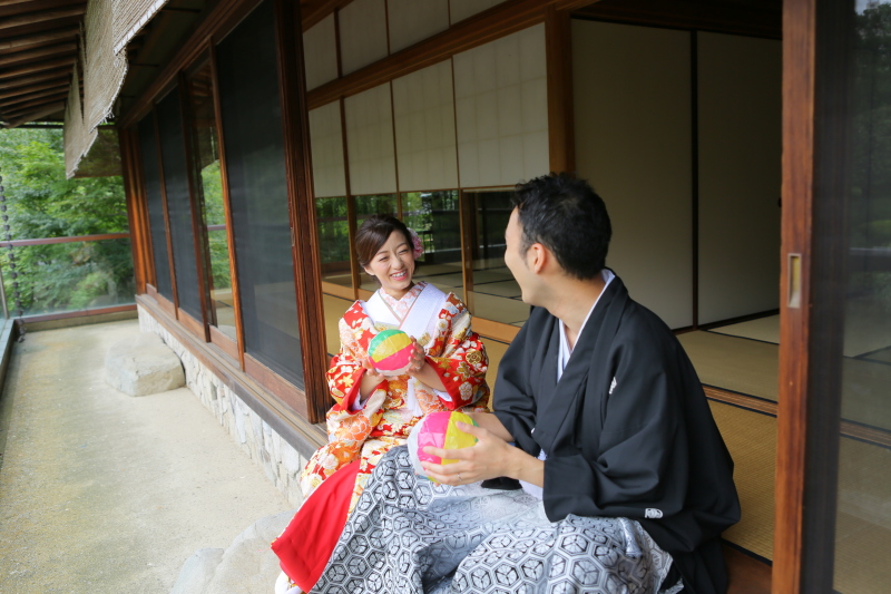 縁側で遊ぶお二人