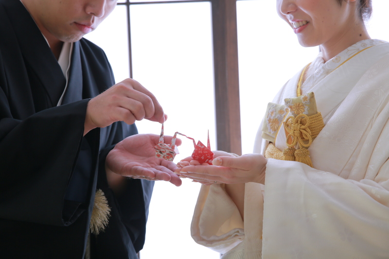 ラブラブなお二人と折り鶴