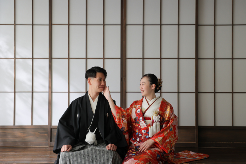 縁側でちょっかいをだし合うおふたり