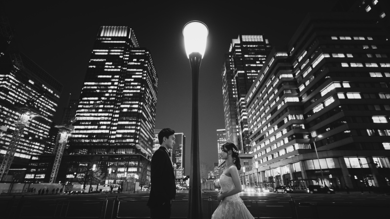 東京駅側を背景に