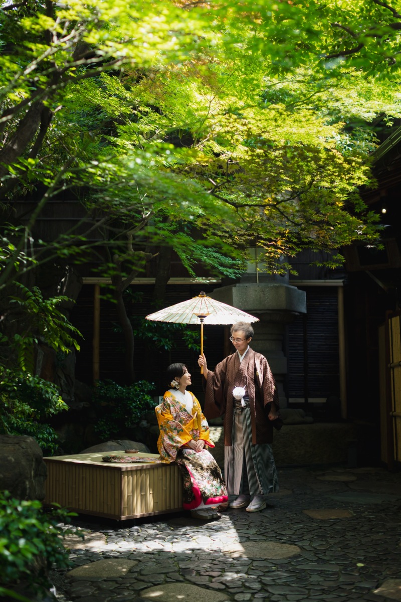 木漏れ日の庭園、見つめ合うふたり