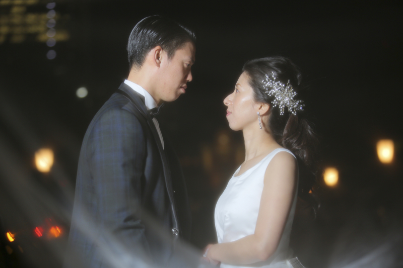 ネオンを背景に、見つめ合う二人