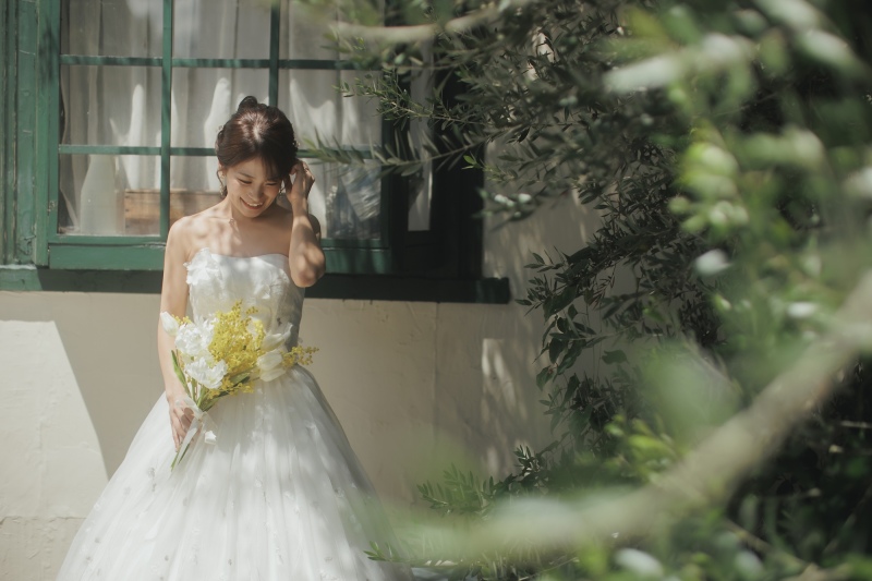 緑のフレーム越しに捉えた、新婦様の美しい横顔