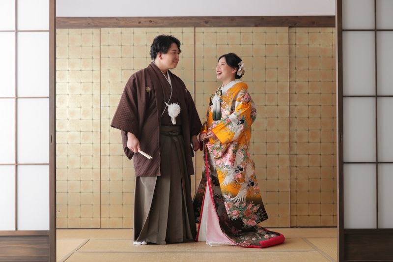 立ち姿はかっちりと