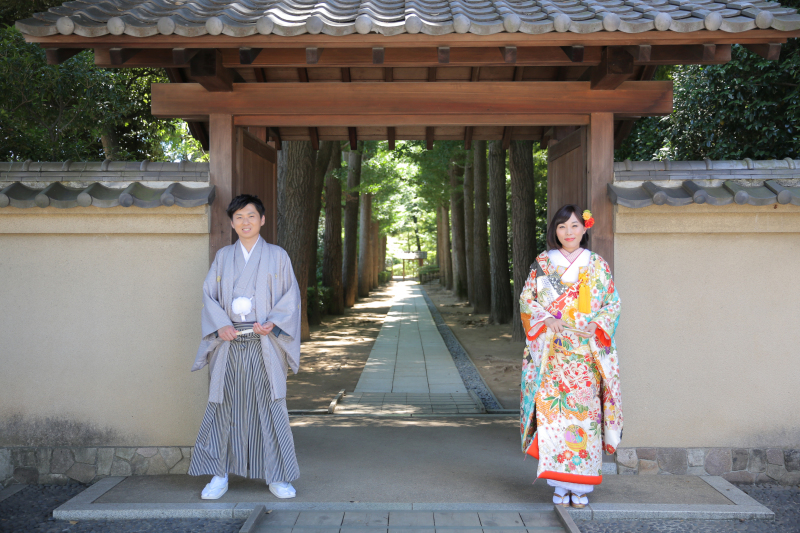 荘厳な門と並木道