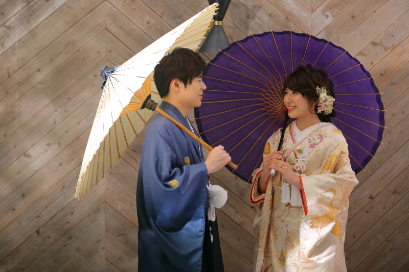 お二人で仲良く傘をさして