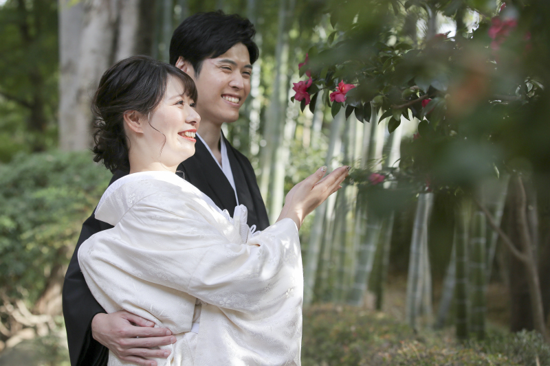 竹林をバックに