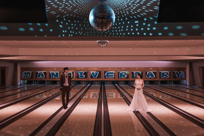 広いボウリング場で