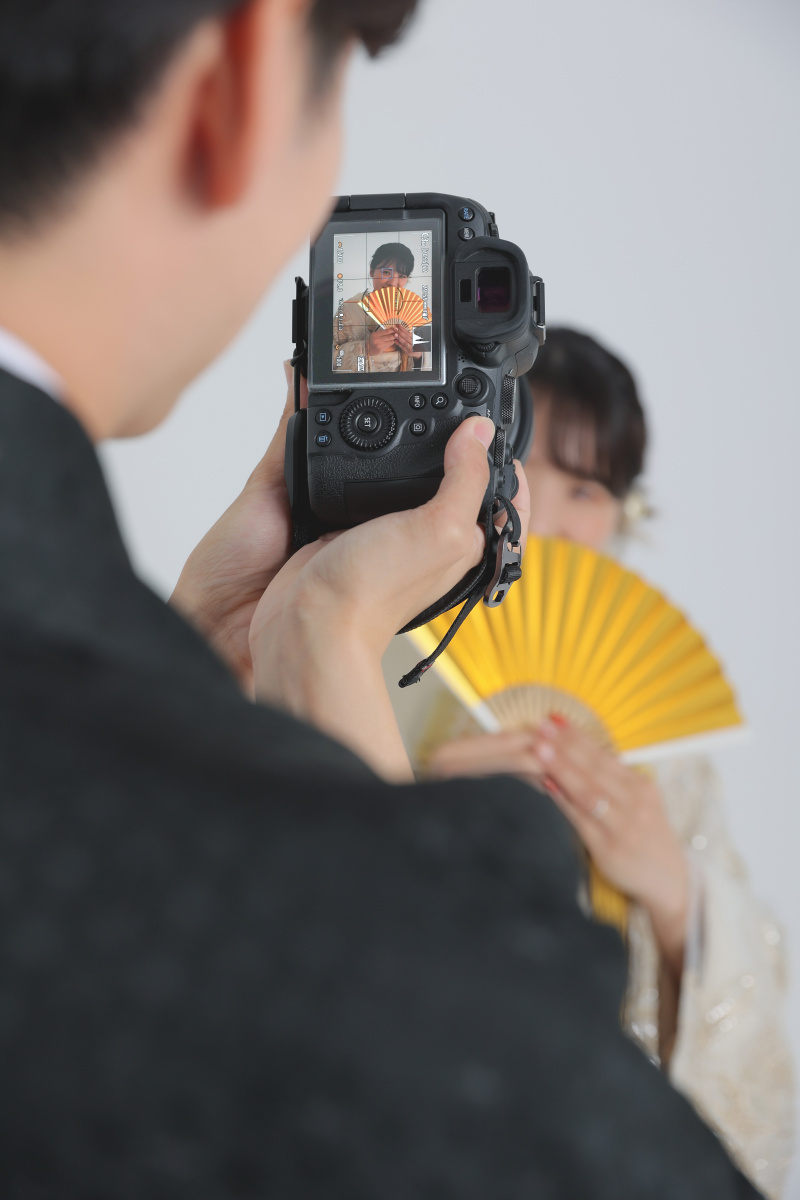 モニター越しに