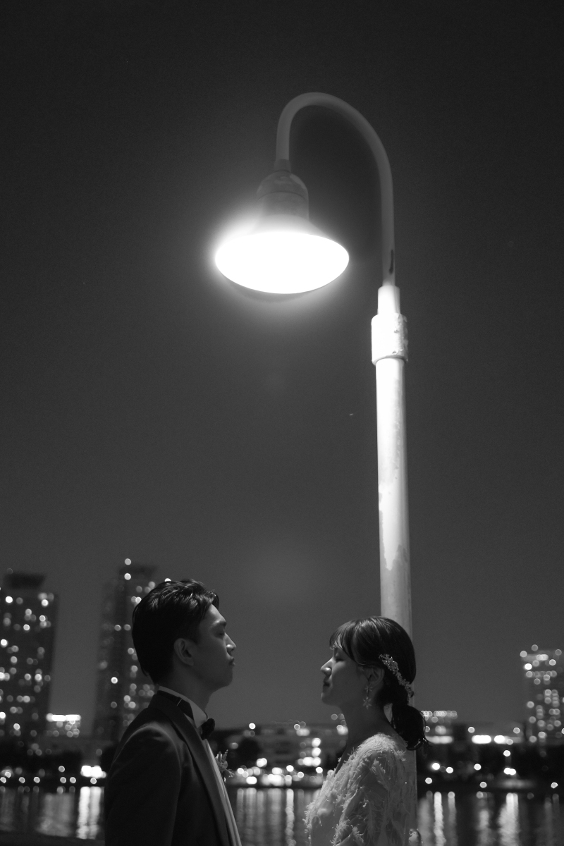 街灯に照らされて