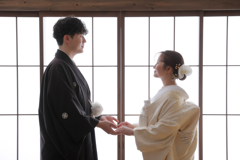 手を取り合う二人