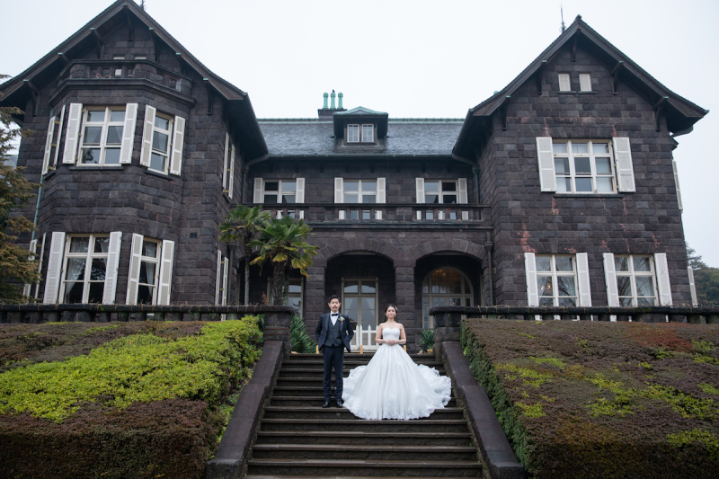 建物をバックに