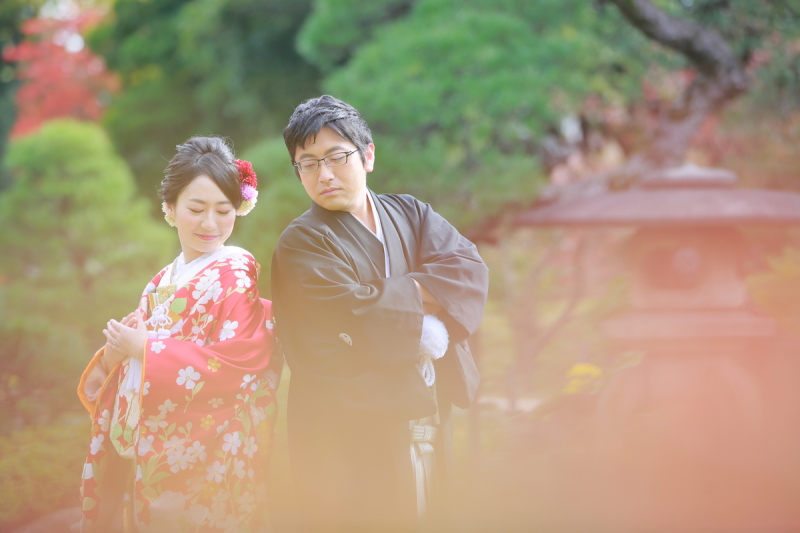 『背中合わせ＋微笑み』